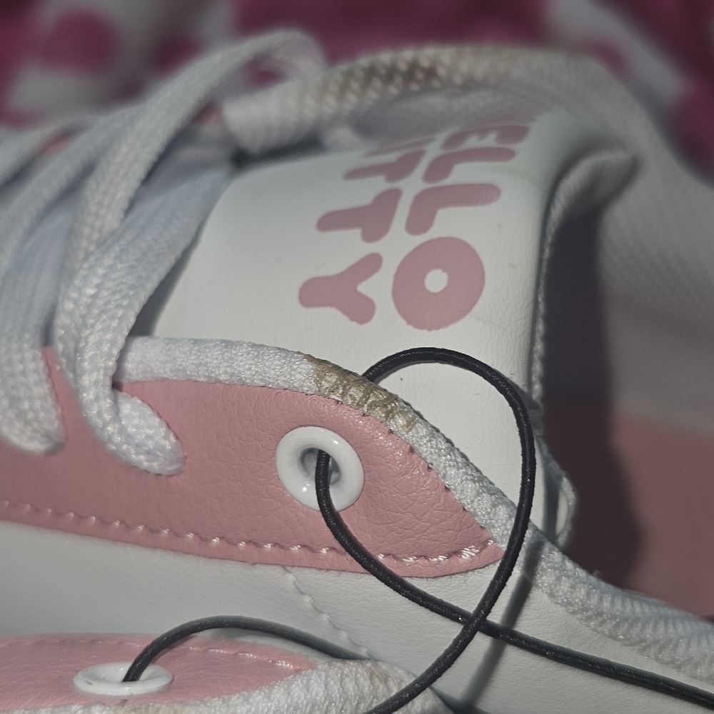 NWT SIZE 11 HELLO KITTY SHOES - Picture 3 of 6